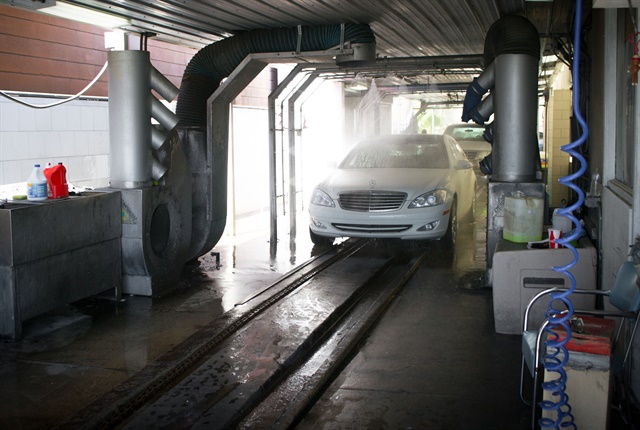 <p><em>Photo via <a href="https://commons.wikimedia.org/wiki/File:Inside_a_Carwash-2.jpg" target="_blank">Visitor7</a>/Wikimedia.</em></p>